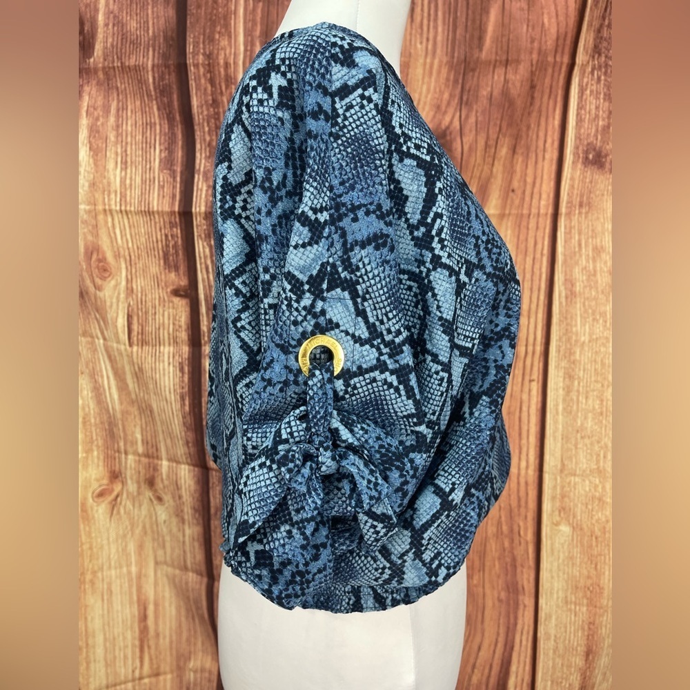 Michael by Michael Kors blue snake print boat neckline smocked blouse women’s M - Picture 8 of 17